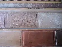 Entrée de la maison samnite, mur latéral imitant des dalles de marbre, Herculanum.