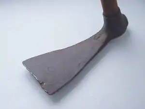 Herminette de charpentier de marine.