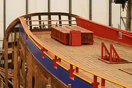 Peinture des pavois et pose de cages à poules sur le pont du gaillard arrière.