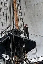 Une gabière sur la hune de l'Hermione. Le métier, longtemps exclusivement masculin, est aujourd'hui mixte.