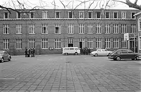 L'extérieur de l'internat deux jours après l'incendie