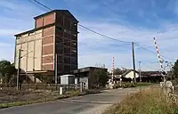 Le moulin et le passage à niveau.