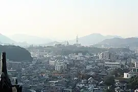 Vue de la stūpa au loin depuis le château