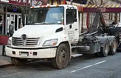 Hino 338, benne à trois essieux