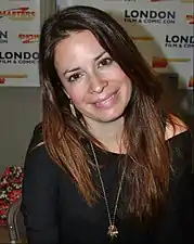 Holly Marie Combs interprète Ella.