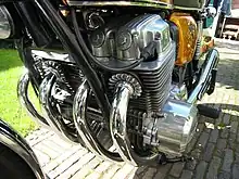 Moteur à 4 cylindres et cadre double berceau de Honda CB750 Four (1973).