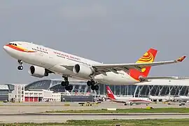 Airbus A330-200 de Hong Kong Airlines décolle de l'aéroport de Shanghaï (Pudong).