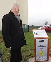 Alain Pakosz – maire d'Erre au pied de la stèle John Degenkolb