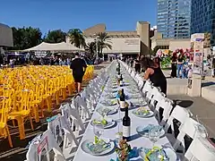 Nouvelle table de Shabath dressée et 240 chaises vides à Tel Aviv (9 novembre 2023).