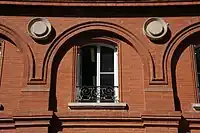 Hôtel Antonin : arcades et médaillons stylisés rappelant ceux de l'hôtel de Pins