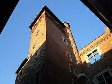 La tour et sa tourelle d'angle.