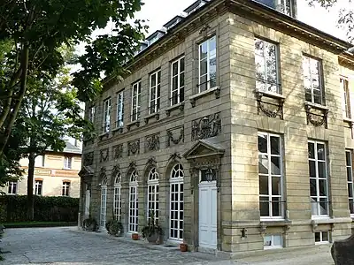 L'hôtel de Massa à son emplacement actuel, côté droit, servant d'entrée au 38, rue du Faubourg-Saint-Jacques à Paris.