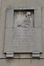 Bas-relief en pierre de la tête de Jeanne d'Arc