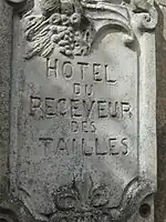 Plaque à la porte.
