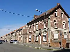 Habitations groupées par deux.