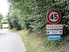 Panneau d'entrée d'agglomération avec panneau B14 à 45 km/h placé sur le même support