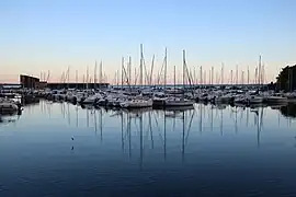 Le port de plaisance « Serge Reigniez » sur la rive orientale à Hourtin.