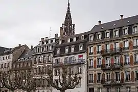 Les nos 2-3-4-5 au pied de la cathédrale.