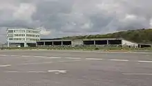 Vue des anciennes installations de l'hoverport de Boulogne, avec un ciel couvert (nuages sombres).