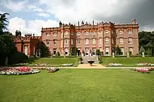 Manoir en briques rouges de trois étages de style néo-Renaissance