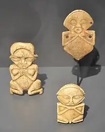 Amulettes en ivoire.