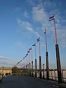 Drapeaux hongrois à l'entrée du palais