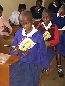 Lecture du livre la Croissance et le changement à propos de la menstruation et de la puberté (Tanzanie)
