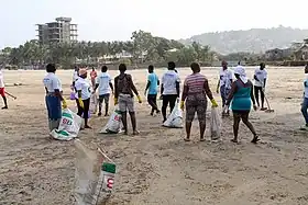 Nettoyage de Lumley Beach à Freetown par une association en mars 2022