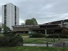 l'entrée dans le bâtiment
