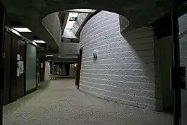 l'intérieur, avec la courbure du bâtiment bien visible