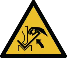 W031 – Écrasement de la main entre une presse plieuse et le matériau