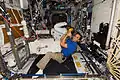 Joseph Acaba pose ici avec Robonaut 2 dans le module américain Destiny de l'ISS lors de sa seconde mission.