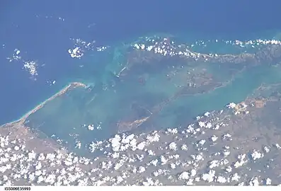Situation de la péninsule : baie de Cárdenas et Cárdenas au sud, cayo Blanco, cayo Cruz del Padre, cayo Ranas au nord-est, cayos de las Cinco Leguas (es) (Martí) et baie de Santa Clara à l'est