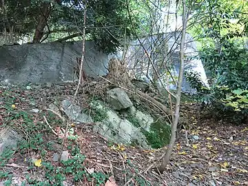 Le fortin d'infanterie A387 en contre-plongée dans la pente abrupte au-dessus du fort.