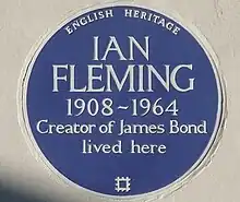 Plaque bleue de Ian Fleming à Belgravia, à Londres.