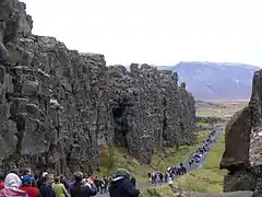 Flot de touristes dans la faille Almannagjá.