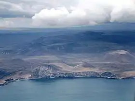 Vue aérienne de la côte sud de la Reykjanesskagiavec la Fagradalsfjall au second plan.