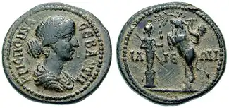 Monnaie de bronze d'Ilium, représentant Crispine, épouse de l'empereur Commode. Au revers, Ilos sacrifie un taureau devant Athéna Ilias. La légende IΛΙΕΩΝ (« Les citoyens d'Ilium ») traverse le revers au centre.