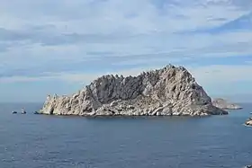 Vue de l'île Maïre avec les Pharillons sur la gauche et l'île Tiboulen de Maïre sur la droite.
