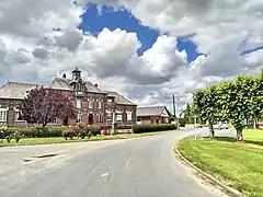 La mairie-école, le monument aux morts et le foyer rural