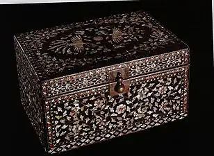 Boite décorative pour mariage. Bois, laque noire et incrustations de nacre, décor de rinceaux végétaux. 15&nbsp;×&nbsp;18&nbsp;×&nbsp;28&nbsp;cm, période Joseon, début XVe&nbsp;siècle