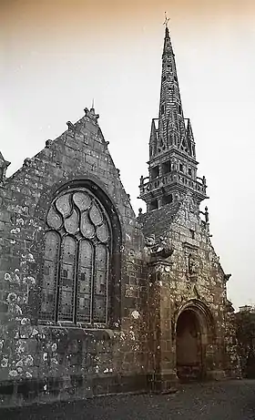 Porche et clocher de l'église de Dirinon.