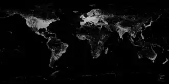Image planisphérique en noir et blanc montrant des plages blanches principalement à l'emplacement de l'Europe occidentale et des États-Unis.