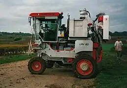 Tête de récolte montée sur un enjambeur.