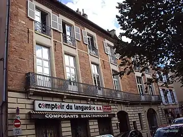 no 30 : façade de l'hôtel d'Ouvrier.