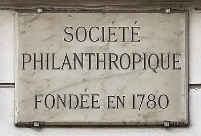 Plaque au no 65, immeuble de la Société philanthropique et centre d'accueil pour sans-abris.