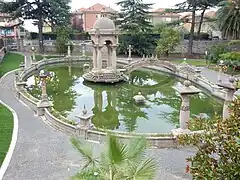 Vue extérieure vers le sud sur le bassin, la fontaine et une partie des jardins.