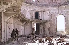 Soldats américains patrouillant dans le palais en 2002.