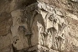 Chapiteau corinthien à l'angle de l'église.