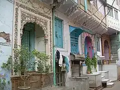 Entrées d'une rangée de maisons anciennes (havelis) dans le Vieux-Delhi.